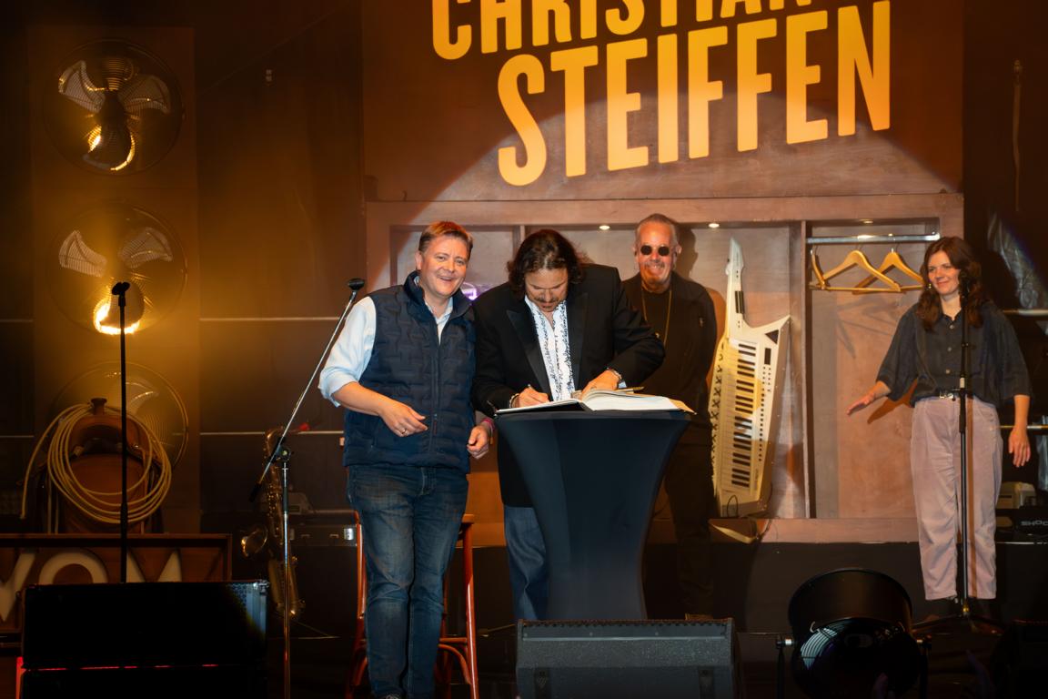 Christian Steiffen trägt sich ins Goldene Buch der Stadt ein