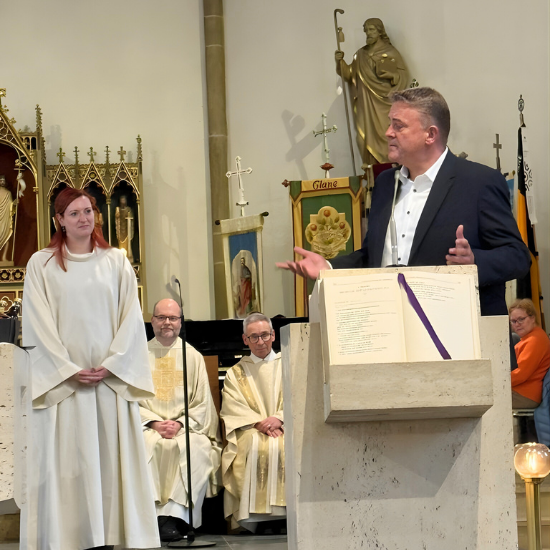 Bürgermeister und Frau van de Walle im Gespräch während ihrer offiziellen Einführung als Pfarrbeauftragte.