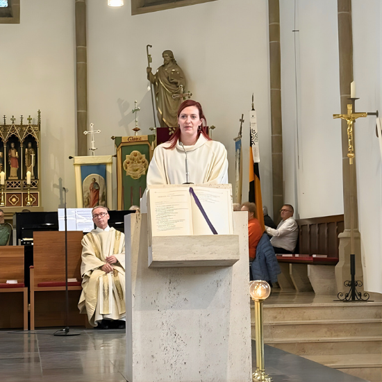Feierlicher Altarraum während der Einführung der neuen Pfarrbeauftragten in Bad Iburg.