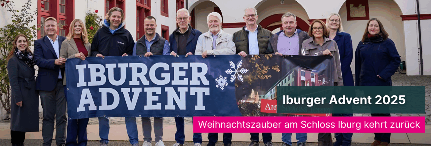 esucherinnen und Besucher auf dem Weihnachtsmarkt am Schlossberg