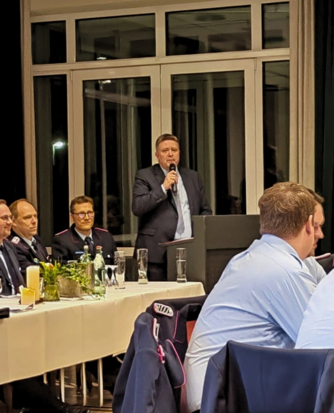 Bürgermeister Daniel Große Albers bedankt sich bei der Stadfeuerwehr Bad Iburg für ihren tag täglichen Einsatz